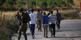 4 إصابات وإحراق مركبات باعتداء مستوطنين على قرية أبو فلاح