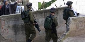 الاحتلال يفتش منازل في السموع جنوب الخليل