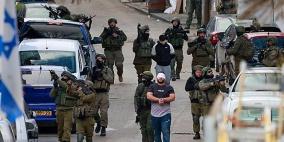 الاحتلال يعتقل 3 مواطنين من مخيم الأمعري بينهم شقيقان