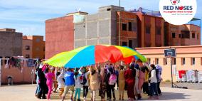 الفكاهة والضحك: أدوات قوية يستخدمها المهرجون الطبيون لمعالجة أزمة اللاجئين