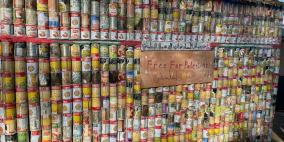 "خيمة المعلبات" تجسد ما يرتكز عليه أهالي غزة للعيش