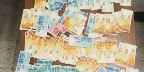 كشف ملابسات سرقة مبالغ وشيكات من أرض المعارض في الخليل