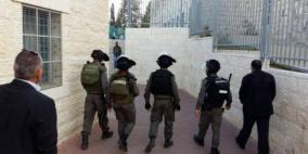 الاحتلال يقتحم مدرسة في الخليل القديمة ويعتقل موظفا