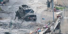 بالفيديو: إطلاق النار على شخصين خرجا من تحت ركام منزل محاصر في دير الغصون