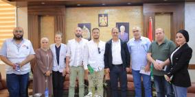 طقاطقة يطلع وفداً من منظمة أطباء بلا حدود على انتهاكات الإحتلال بحق طولكرم