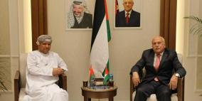 وزير الاقتصاد وسفير سلطنة عمان يبحثان سبل التعاون بين البلدين