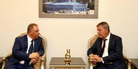 السفير دبور يبحث مع لازاريني الضغوط التي تتعرض لها "الأونروا"