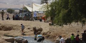 الأغوار: مستوطنون يهاجمون مساكن المواطنين في وادي الفاو ويعتدون عليهم