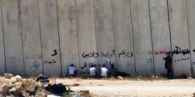 الاحتلال يحتجز عددا من المواطنين في بيت عوا غرب الخليل