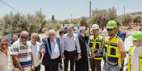 محمود العالول وبشار مصري يزوران قرية المغير لتسليم البيوت المرممة للأهالي