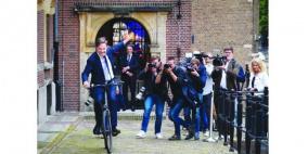 بالفيديو: رئيس وزراء هولندا يسلم السلطة ويغادر على دراجته