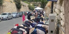 الاحتلال يمنع المصلين من دخول المسجد الأقصى ويعتقل مصورا صحفيا