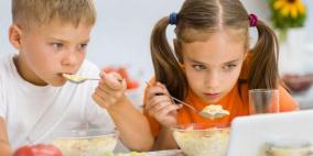 دراسة تربط الوزن الزائد لدى الأطفال بالهاتف والتلفزيون