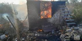مستوطنون يحرقون "كرفانا" و"بركسا" في مجدل بين فاضل جنوب نابلس