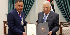 الرئيس يقلد القائم بأعمال سفارة سلطنة عمان وسام الاستحقاق والتميز