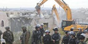 الاحتلال يهدم منزلا ومحلات تجارية في بيت عنان قرب القدس