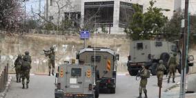 الاحتلال يقتحم بلدة عزون ويداهم "بركسا" لمواد البناء