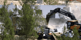 الاحتلال يهدم سورا في بيت حنينا ويقتحم حي الطور