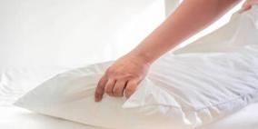 خبراء يحذرون.. أغطية الوسائد “أقذر من المرحاض” في الصيف