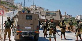 الاحتلال يعتقل مواطنين وينكل بآخرين في الخليل