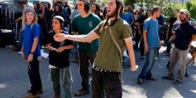 مستوطنون يحرقون ممتلكات لمواطنين بين رمون ودير دبوان شرق رام الله