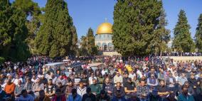 عشرات الآلاف يؤدون صلاة الجمعة في الأقصى