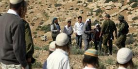 تمهيدا للاستيلاء عليها: مستوطنون يحرثون أراضٍ في الأغوار الشمالية