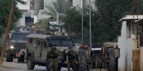 قوات الاحتلال تقتحم علار وصيدا وبلعا بطولكرم وتنفذ حملة مداهمات واعتقالات واسعة