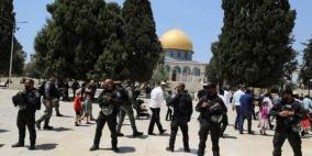 مستوطنون بحماية الاحتلال يقتحمون المسجد الأقصى