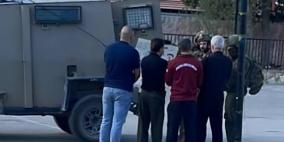 الاحتلال يحتجز ثلاثة مواطنين ويستولي على معدات في بيت أمر شمال الخليل
