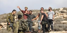 نابلس.. مستوطنون يهاجمون خربة طانا ويجبرون السكان على إخلائها