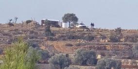 مستوطنون ينصبون خياما قرب سلواد شرق رام الله