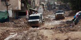 الاحتلال يواصل مداهمة منازل المواطنين في مخيم الفارعة ويجبر عائلات جديدة على النزوح