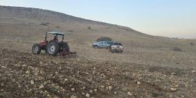 مستوطنون يحرثون أراضي زراعية في الأغوار الشمالية