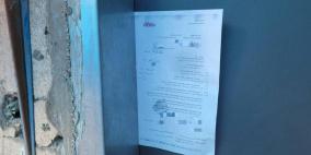 الاحتلال يخطر بوقف البناء في غرفتين زراعيتين وآبار للمياه في الخضر