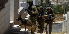 الاحتلال يداهم منازل المواطنين ويستولى على مركبة جنوب الخليل