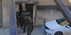 قوات الاحتلال تداهم عددا من المنازل في زعترة شرق بيت لحم