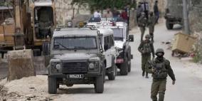 الاحتلال يقتحم نابلس وبلدة بيت فوريك ويداهم منزلين ومحلا تجاريا