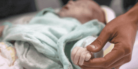 البرد القارس يودي بحياة 3 أطفال رضع في قطاع غزة