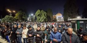 60 ألفا يؤدون صلاتي العشاء والتراويح في رحاب المسجد الأقصى