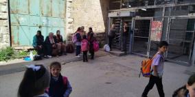 مستوطنون يهاجمون منازل المواطنين في الخليل والاحتلال يحتجز الأهالي في شارع الشهداء