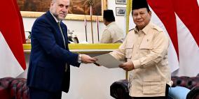 الهباش يسلم رسالة خطية من الرئيس محمود عباس لرئيس جمهورية إندونيسيا