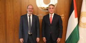 محافظ سلطة النقد يلتقي ممثل صندوق النقد الدولي لبحث تعزيز التعاون المشترك