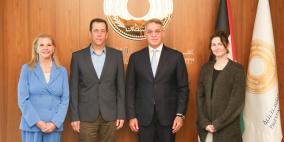 محافظ سلطة النقد يطلع مسؤولاً أمريكياً على أوضاع القطاع المصرفي