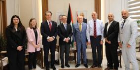 العامور يبحث مع البنك الأوروبي لإعادة الإعمار والتنمية والحكومة البريطانية دعم الاقتصاد الفلسطيني