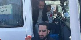 الاحتلال يفرج عن 10 أسرى من غزة بحالة صحية سيئة 