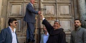 عائلتان مسلمتان تسلّمان مفتاح كنيسة القيامة لممثلي كنائس الستاتيسكو