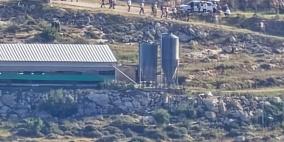 مستوطنون يشقون طريقا وآخرون يقتحمون جبل العرمة جنوب نابلس 