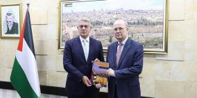 محافظ سلطة النقد يُسلّم مصطفى تقرير التحديث الوطني لتقييم المخاطر والاستراتيجية الوطنية المنبثقة عن نتائجه