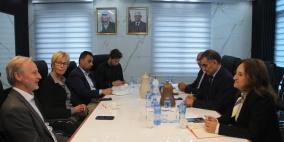 سلطة المياه تبحث مع شبكة المياه العالمية الهولندية مجالات التعاون المشترك